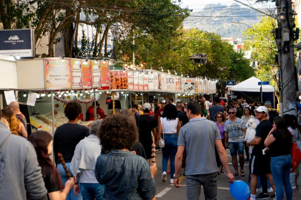 Barracas de comidas e bebidas pelas ruas da cidade nas Festas de Agosto de São Roque. Foto: Prefeitura de São Roque.