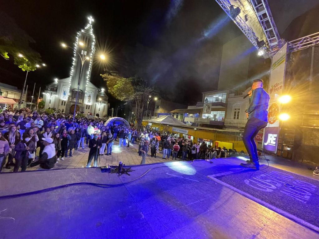 Show de Gustavo Alonso na Praça da Matriz nas Festas de Agosto de São Roque. Foto: Prefeitura de São Roque.