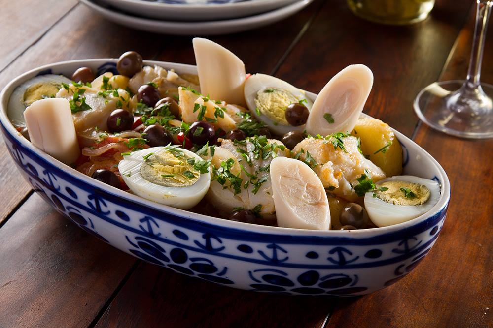 Bacalhau à portuguesa do menu da Quinta do Olivardo, restaurante na Rota do Vinho de São Roque, SP.