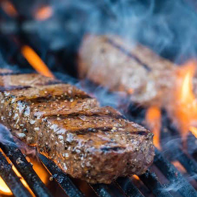 Churrasco na brasa no centro de São Roque, SP.