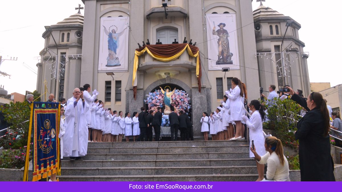 Em frente à Igreja Matriz, andor de Nossa Senhora da Assunção. Procissão de São Roque nas Festas de Agosto 2023. Foto: Site www.emsaoroque.com.br