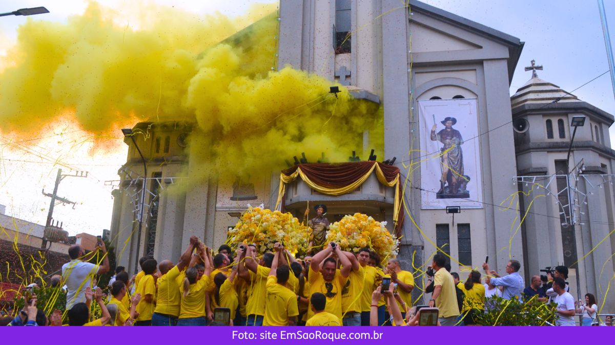 Fumaça amarela na saída do andor de São Roque da Igreja Matriz. Procissão de São Roque nas Festas de Agosto 2023. Foto: Site www.emsaoroque.com.br