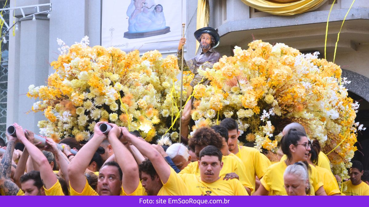 Devotos carregam andor de São Roque. Procissão de São Roque nas Festas de Agosto 2023. Foto: Site www.emsaoroque.com.br