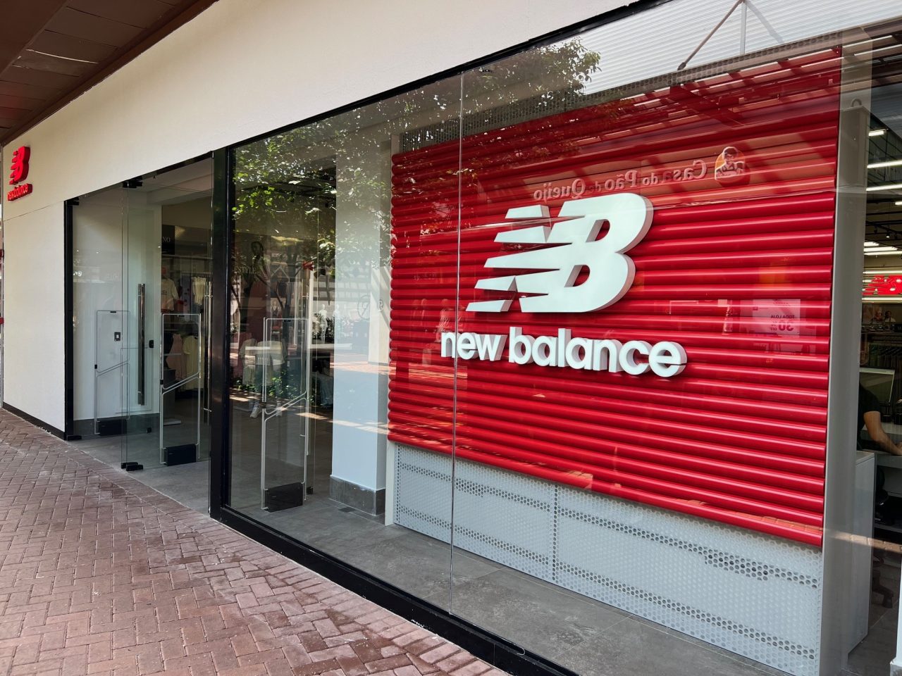 Loja da New Balance no Catarina Fashion Outlet.